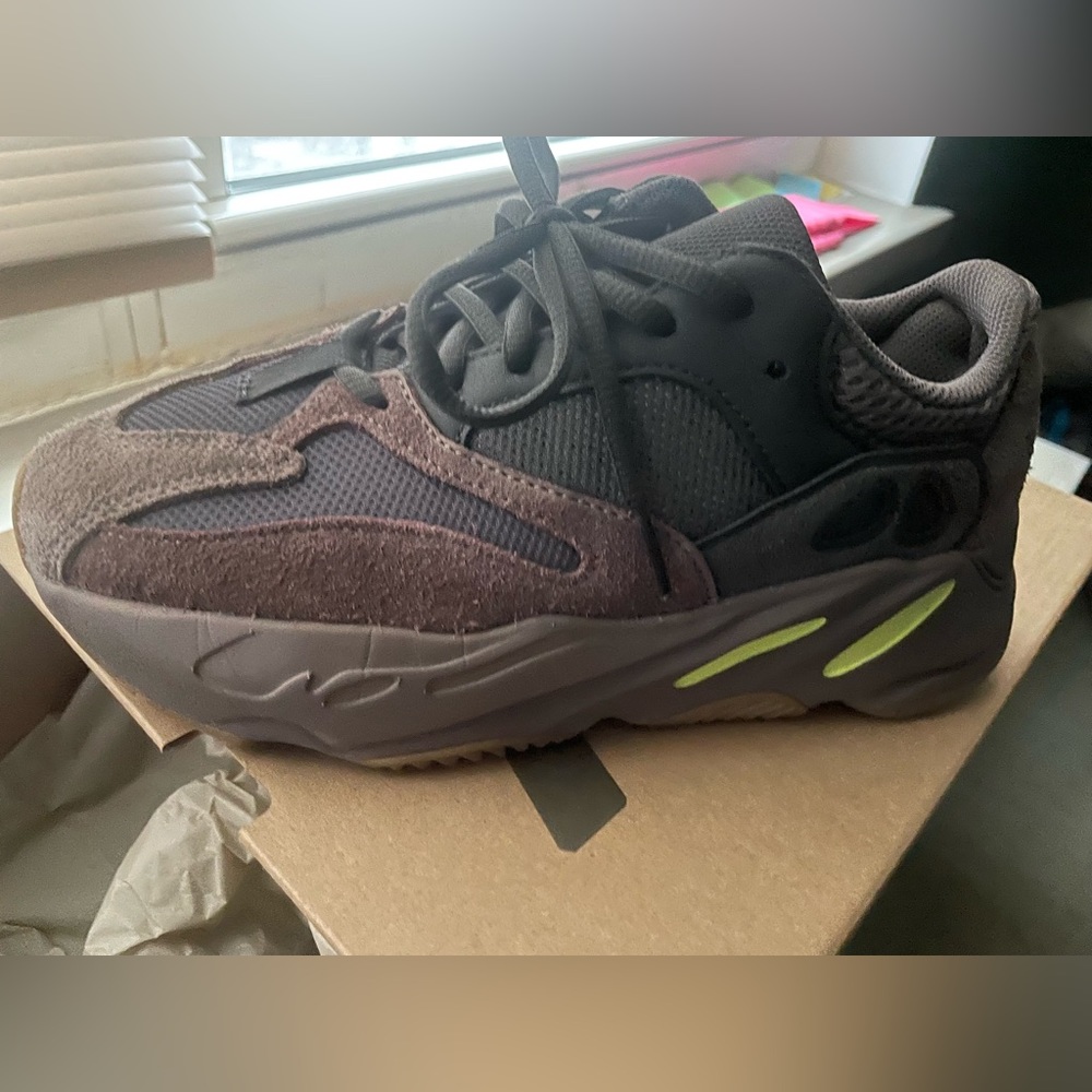 Yeezy Boost 700 Women’s Mauve Size 6